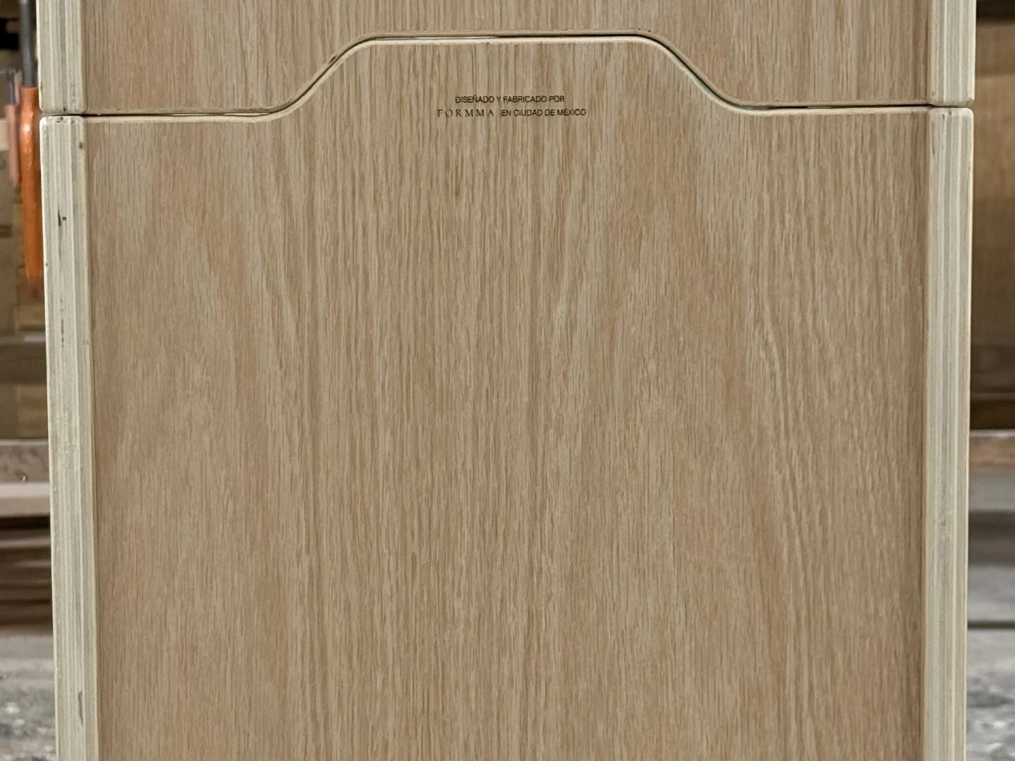 Detalle de la veta, los cantos y el encuentro curvo entre dos módulos de madera de FORMMA.